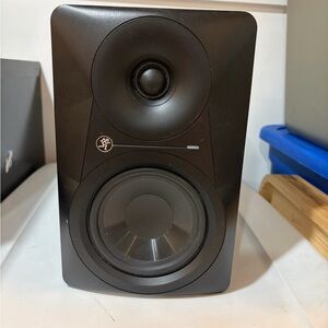 Makie Black Portable Speaker with power cord